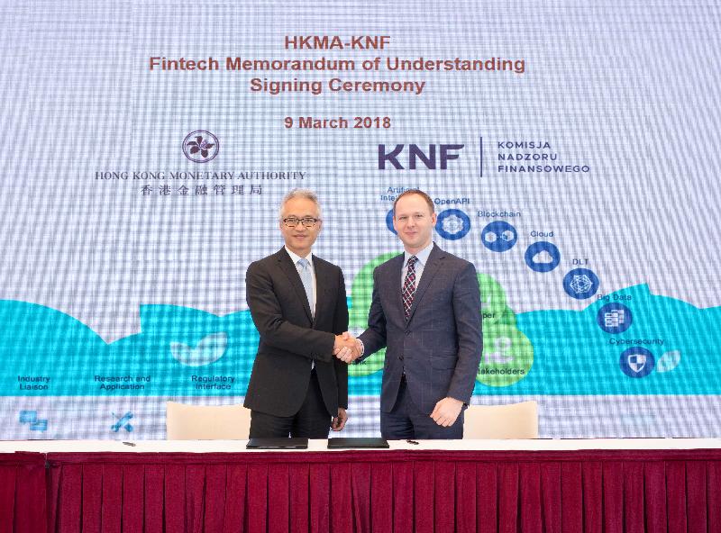 香港金融管理局副總裁李達志（左）與波蘭金融監管局主席Marek Chrzanowski今日（三月九日）在香港簽署諒解備忘錄，加強雙方在金融科技上的合作。
