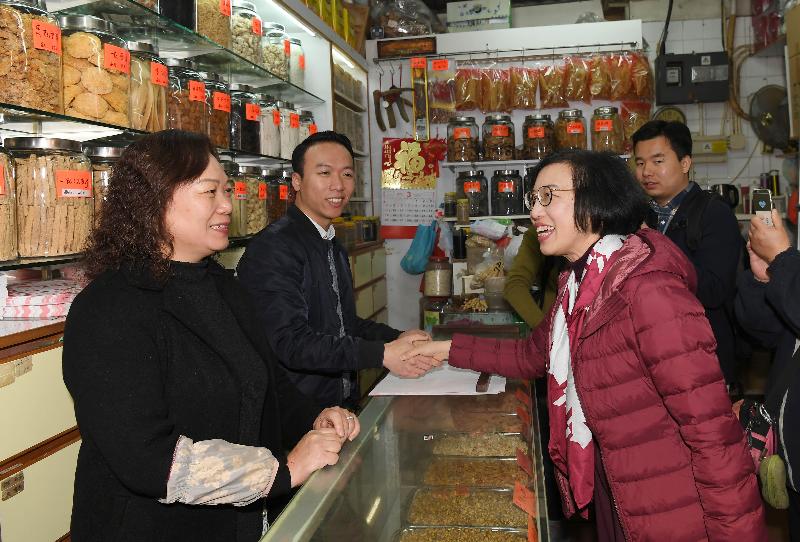 The Secretary for Food and Health, Professor Sophia Chan (second right), inspects Tai Wai Market today (March 9) to listen to the views of market stall tenants about the installation of an air-conditioning system in the market.