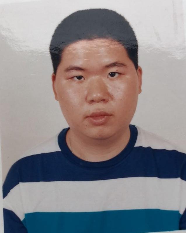 Chan Chi-ming, Billy, aged 48, is about 1.65 metres tall, 59 kilograms in weight and of medium build. He has a square face with yellow complexion and short straight white hair. He was last seen wearing a long-sleeved shirt with grey and black checkered pattern, grey and black shorts and sandals.