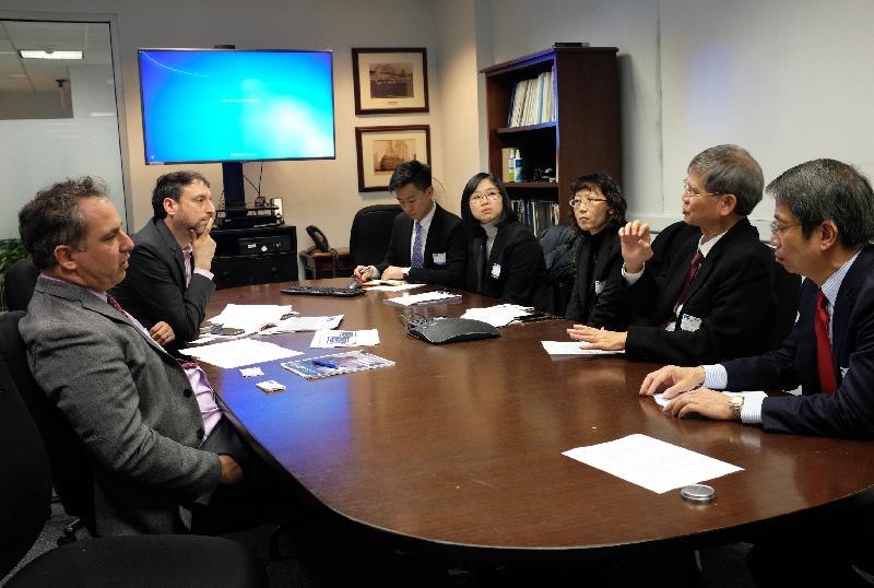 The Secretary for Labour and Welfare, Dr Law Chi-kwong, commenced his visit programme in New York on March 13 (New York time) with his delegation. Photo shows Dr Law (second right) meeting with the Executive Director of the Mayor's Office for Economic Opportunity of New York City, Mr Matthew Klein (first left), to exchange views on policies to alleviate poverty.