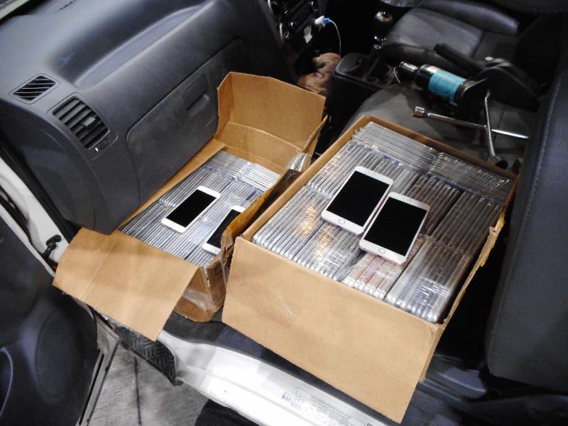 Hong Kong Customs yesterday (March 13) seized 1 106 suspected smuggled smartphones with an estimated market value of about $2.5 million from the compartment of an outgoing light goods vehicle at Lok Ma Chau Control Point.