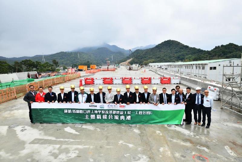 The Civil Engineering and Development Department (CEDD) today (March 14) held a linking-up ceremony at the Wo Keng Shan Road site for the main viaduct running from Sha Tau Kok Road to Lin Ma Hang Road under the Liantang/Heung Yuen Wai Boundary Control Point project. Picture shows the Director of Civil Engineering and Development, Mr Lam Sai-hung (seventh left); the Project Manager of the CEDD's North Development Office, Mr Wong Wai-man (fifth left); the Chairman of the North District Council (NDC), Mr So Sai-chi (sixth left); the Chairman of the NDC's Traffic and Transport Committee, Mr Lau Kwok-fan (eighth left); and the Chairman of the Sha Tau Kok District Rural Committee, Mr Lee Koon-hung (10th right), and other officiating guests at the ceremony.