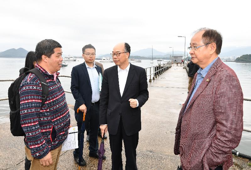 The Secretary for Transport and Housing, Mr Frank Chan Fan (second right), views the facilities of Tso Wo Hang Pier during his visit to Sai Kung District this afternoon (March 14).