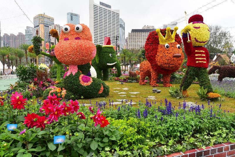二零一八年香港花卉展覽明日（三月十六日）至三月二十五日，在維多利亞公園舉行。今年花展的主題花是「大麗花」，以「心花放」為主題。圖示以節日巡遊為主題的大型花壇，展出可愛的動物造型。
