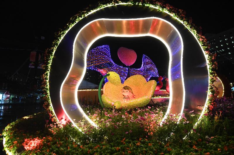 二零一八年香港花卉展览（花展）明日（三月十六日）至三月二十五日，在维多利亚公园举行。今年花展的主题花是「大丽花」，以「心花放」为主题。会场中轴线的园林造景在每晚七时三十分及八时三十分会有十分钟的灯光汇演，令人赏心悦目。