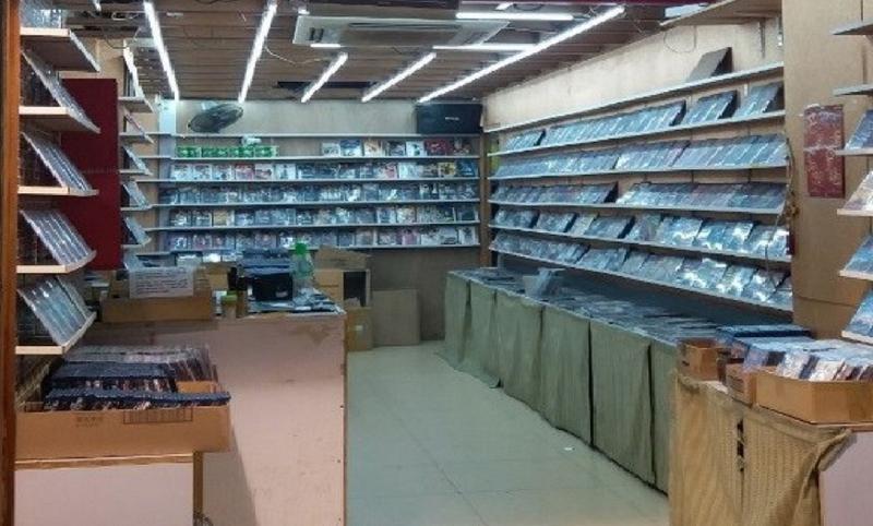香港海關昨日（三月十四日）在油麻地及旺角採取反盜版行動，從四間店鋪檢獲約一萬七千隻懷疑盜版光碟和約八千隻懷疑色情光碟，估計市值約七十萬元。 
