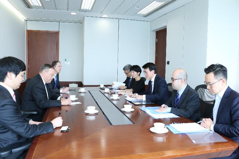 The Secretary for Commerce and Economic Development, Mr Edward Yau (third right), meets with the Consul General of the United States (US) to Hong Kong and Macau, Mr Kurt Tong (second left), today (March 15) to convey to the US administration Hong Kong's request for exclusion from the US plan to raise tariff on imports of aluminium products from Hong Kong.