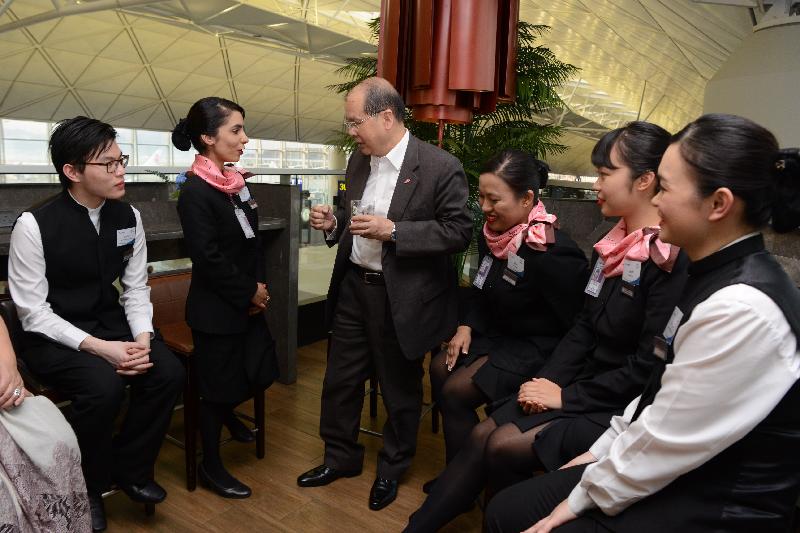 政务司司长张建宗今日（三月十五日）与香港国际机场社区投资项目「EXTRA MILE里‧想高飞」参加者会面。图示张建宗（左三）听取参与该项目下「工作x假期@大屿山」计划的青年人及「先锋」计划的非华语人士分享体验。