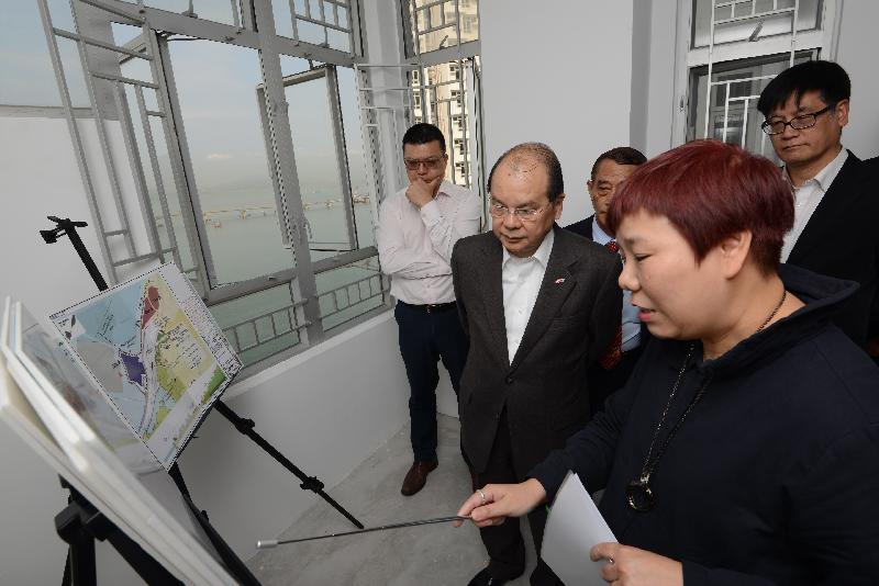 The Chief Secretary for Administration, Mr Matthew Cheung Kin-chung (front row, first left), receives a briefing from the concerned government department on the latest developments in Tung Chung and nearby areas during his visit to Ying Tung Estate today (March 15).
