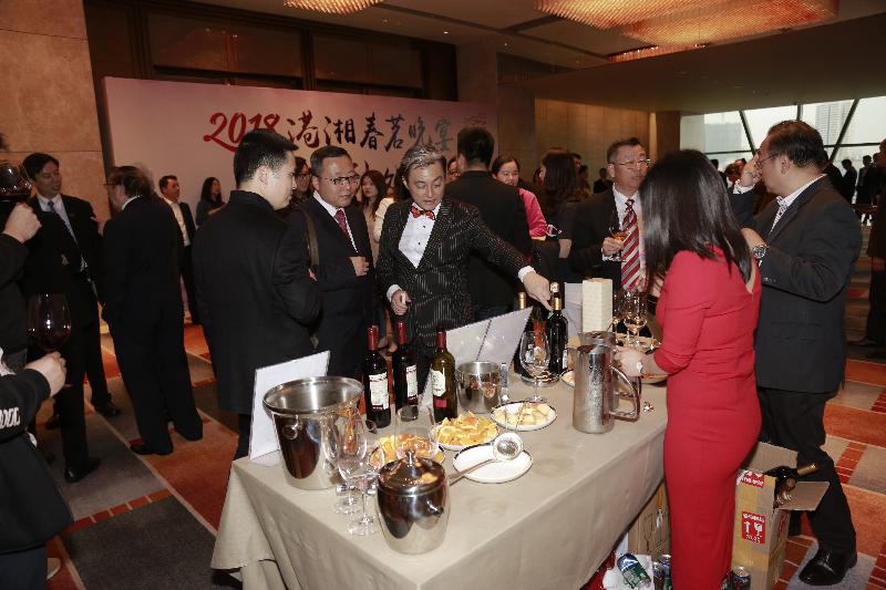 The Hunan Liaison Unit, the Hong Kong and Macao Affairs Office in Hunan and the Changsha Municipal Government jointly held the 2018 Spring Reception for Hong Kong Residents in Hunan Province today (March 15) in Changsha. Photo shows the Hong Kong Wine Chamber of Commerce promoting the wine industry in Hong Kong and Hong Kong as Asia’s wine hub at the Reception.