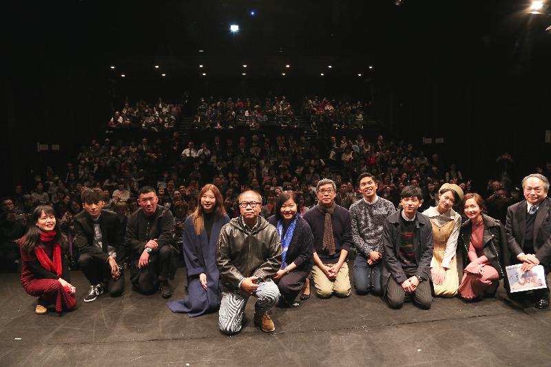 香港駐東京經濟貿易首席代表翁佩雯（左六）今日（三月十六日）在日本大阪舉行的「香港夜」電影放映活動上與參與日本大阪亞洲電影節的香港電影人和嘉賓合照。
