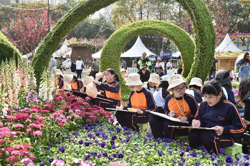 每年一度的賞花盛事香港花卉展覽今日（三月十六日）在維多利亞公園開幕，展出約四十萬株花卉。今日舉行的學童繪畫比賽吸引二千四百名學生參與。