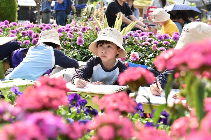 每年一度的賞花盛事香港花卉展覽今日（三月十六日）在維多利亞公園開幕，展出約四十萬株花卉。今日舉行的學童繪畫比賽吸引二千四百名學生參與。