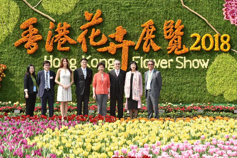 The annual spectacular Hong Kong Flower Show opened at Victoria Park today (March 16) with some 400 000 flowers on display. Pictured are the Chief Executive, Mrs Carrie Lam (fourth right); the Acting Secretary for Home Affairs, Mr Jack Chan (fourth left); the Director of Leisure and Cultural Services, Ms Michelle Li (second right); the Deputy Chairman of the Hong Kong Jockey Club, Mr Anthony Chow (third right); Miss Hong Kong 2017, Miss Juliette Louie (third left); the Deputy Director of Leisure and Cultural Services (Leisure Services), Mr Richard Wong (second left); the Assistant Director of Leisure and Cultural Services (Leisure Services), Mr Simon Liu (first right); and the Chairman of the Flower Show Show Committee Ms Wendy Or (first left) at the colourful three dimensional wall.