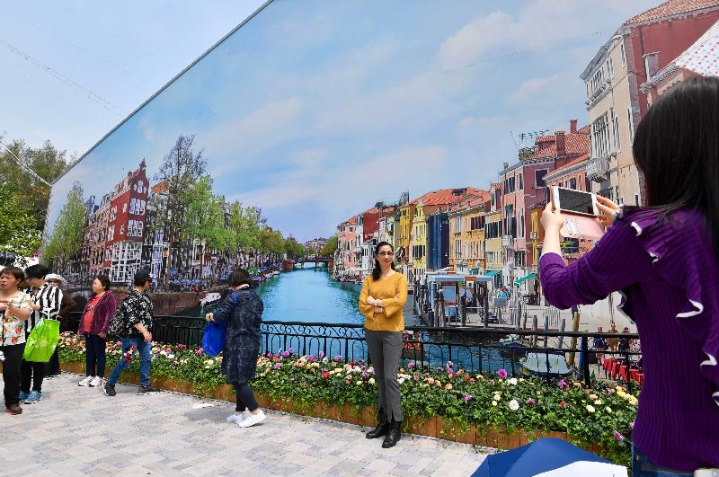 The annual spectacular Hong Kong Flower Show opened at Victoria Park today (March 16) with some 400 000 flowers on display. Picture shows a photo backdrop featuring scenes of a small town. 