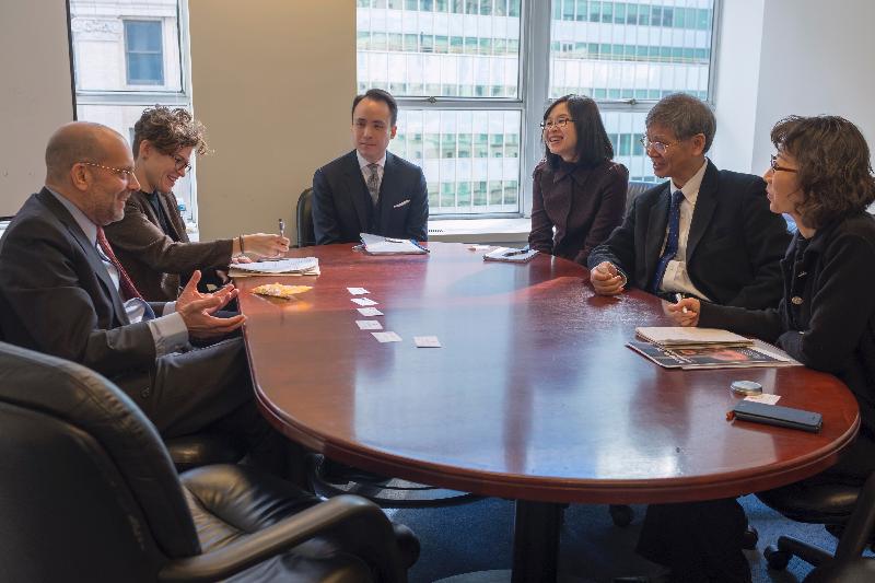 The Secretary for Labour and Welfare, Dr Law Chi-kwong (second right), met with the Commissioner of the New York City Human Resources Administration and the Department of Homeless Services, Mr Steven Banks (first left), to exchange views on poverty alleviation and provision of social services on March 15 (New York time).