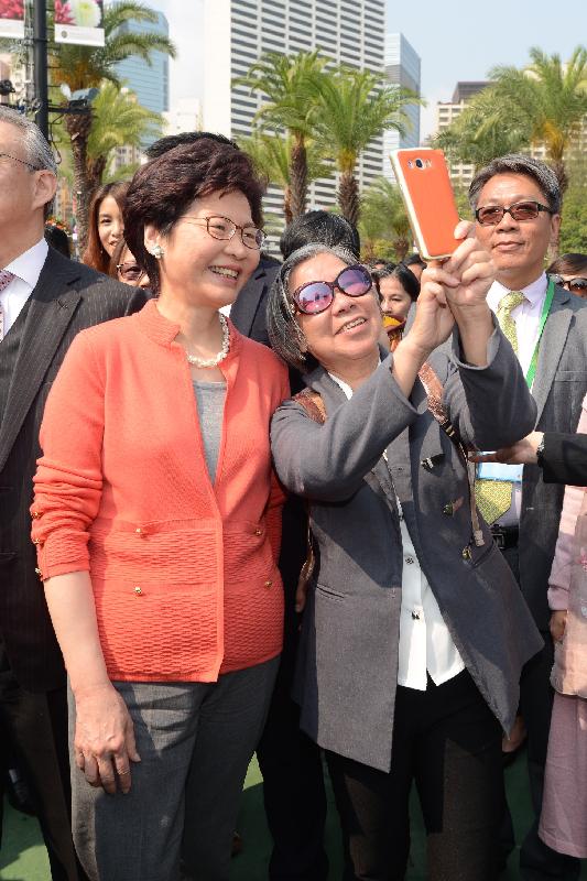 行政長官林鄭月娥今日（三月十六日）出席二零一八年香港花卉展覽開幕典禮。圖示林鄭月娥（左）參觀展覽期間與市民合照。