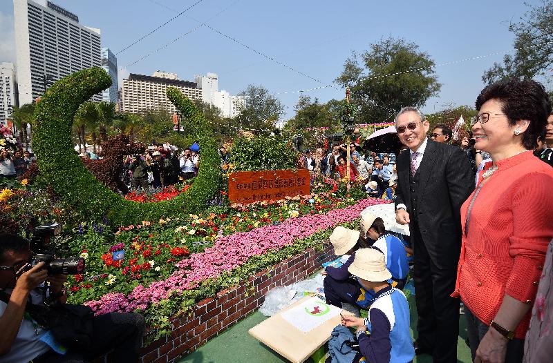 行政長官林鄭月娥今日（三月十六日）出席二零一八年香港花卉展覽開幕典禮。圖示林鄭月娥（右一）和香港賽馬會副主席周永健（右二）參觀展覽。