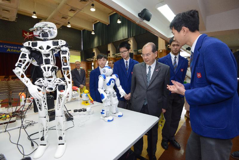 The Chief Secretary for Administration, Mr Matthew Cheung Kin-chung, attended the Chinese Foundation Secondary School (CFSS) Open Day 2018 today (March 16). Photo shows Mr Cheung (third right) touring the "CFSS · Innovation · STREAM" Programme Accomplishment Exhibition.