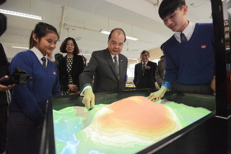 The Chief Secretary for Administration, Mr Matthew Cheung Kin-chung, attended the Chinese Foundation Secondary School Open Day 2018 today (March 16). Photo shows Mr Cheung (third left) touring the Geology and Climate Change Resource Centre of the school.
