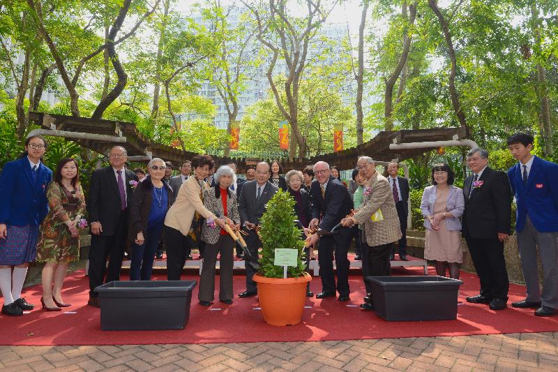 The Chief Secretary for Administration, Mr Matthew Cheung Kin-chung, attended the Chinese Foundation Secondary School Open Day 2018 today (March 16). Photo shows Mr Cheung (centre); the Chairperson of the School Management Committee, Professor Rosie Young (sixth left); the School Supervisor, Dr Annie Wu (sixth right); the School Principal, Mr Au Kwong-wing (second right); members of the School Management Committee, student representatives and other guests at a tree-planting ceremony.