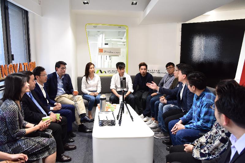 商務及經濟發展局局長邱騰華今日（三月十六日）到訪南區，期間參觀香港青年協會賽馬會社會創新中心。圖示邱騰華（左四）與創業青年會面，了解他們的創業經驗及中心提供的協助。