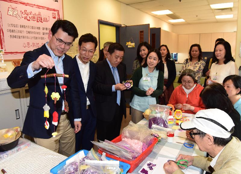 The Secretary for Commerce and Economic Development, Mr Edward Yau (first left), today (March 16) visited a social enterprise operated by the Tung Wah Group of Hospitals, Smiling HeART, located in the Wong Chuk Hang Complex, during his visit to Southern District. Photo shows him touring the handicraft workshop, which makes canvas products. 

