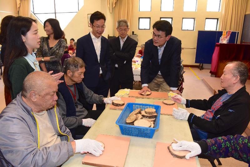 The Secretary for Commerce and Economic Development, Mr Edward Yau (second right), today (March 16) visited a social enterprise operated by the Tung Wah Group of Hospitals, Smiling HeART, located in the Wong Chuk Hang Complex, during his visit to Southern District. Photo shows him touring the handicraft workshop, which makes wooden products.