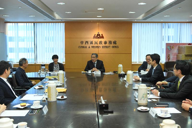 財經事務及庫務局局長劉怡翔（中）今日（三月十六日）到訪中西區區議會與區議員會面，就不同地區事宜交換意見。