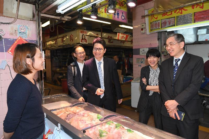 The Secretary for Financial Services and the Treasury, Mr James Lau (first right), tours Smithfield Market in Central and Western District this afternoon (March 16) and chats with stall tenants to learn about their operations. Also participating are the District Officer (Central and Western), Mrs Susanne Wong (second right); the Under Secretary for Financial Services and the Treasury, Mr Joseph Chan (third right); and the Vice Chairman of Central and Western District Council, Mr Chan Hok-fung (fourth right).  
