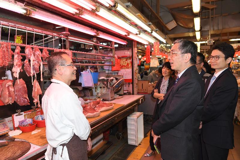 The Secretary for Financial Services and the Treasury, Mr James Lau (second right), visits Smithfield Market in Central and Western District this afternoon (March 16) to explore the application of mobile payments in public markets. Joining him are the Under Secretary for Financial Services and the Treasury, Mr Joseph Chan (first right) and the District Officer (Central and Western), Mrs Susanne Wong (third right).
