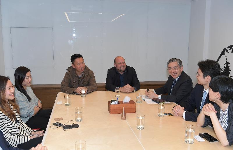 The Secretary for Financial Services and the Treasury, Mr James Lau (third right), meets with start-ups and small and medium enterprises operating at Naked Hub, a co-working space in Sheung Wan, to understand more about the development of their businesses. 
