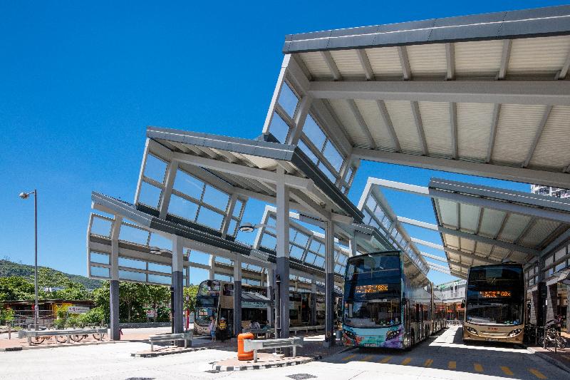 The Public Transport Interchange of Hung Fuk Estate, covered with zigzag roofs, is a pioneering design in energy saving that not only screens noise and improves natural air and daylight penetration, but also saves the need for installing fire services sprinklers and ventilation system.
