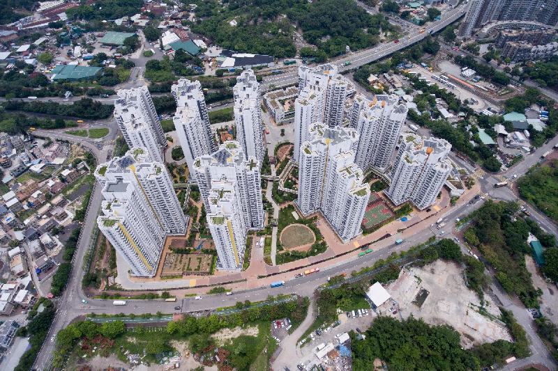 香港房屋委员会利用微气候研究，配合自然环境来规划洪福邨的楼宇布局，设置两条分别30米和15米阔的景观廊。