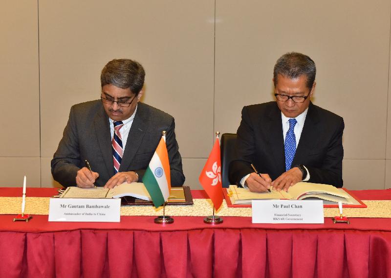 The Financial Secretary, Mr Paul Chan (right), and the Ambassador of India to China, Mr Gautam Bambawale (left), today (March 19) sign a comprehensive agreement for the avoidance of double taxation.