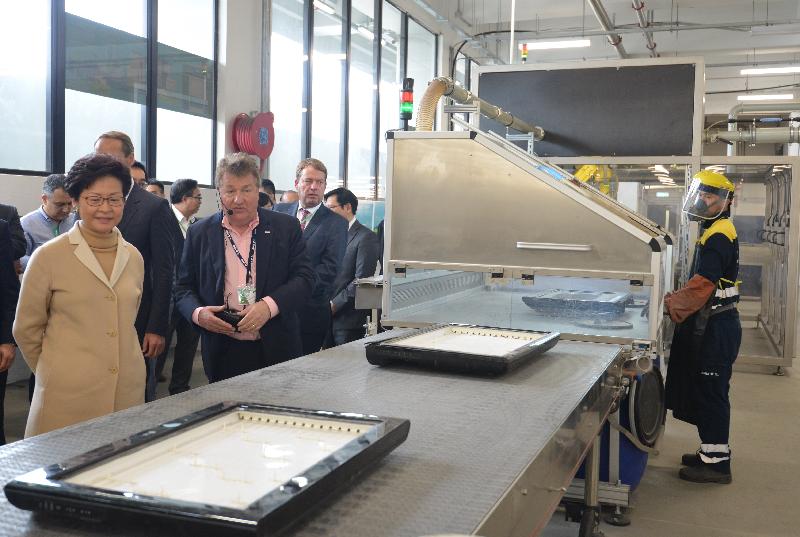 行政長官林鄭月娥今日（三月十九日）出席廢電器電子產品處理及回收設施WEEE·PARK開幕典禮。圖示林鄭月娥（左一）參觀設施。
