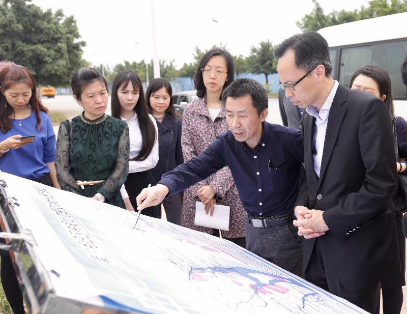 The Secretary for Constitutional and Mainland Affairs, Mr Patrick Nip, visited Nansha, Guangzhou today (March 19). Photo shows Mr Nip (right) being briefed on the development of the Guangdong-Hong Kong In-depth Co-operation Zone in Nansha.