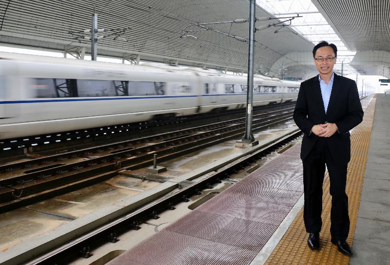 The Secretary for Constitutional and Mainland Affairs, Mr Patrick Nip, visits Nansha Qingsheng high-speed rail station today (March 19).