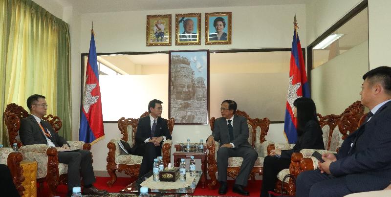 A 48-strong Hong Kong delegation comprising businessmen and professionals led by the Secretary for Commerce and Economic Development, Mr Edward Yau, arrived in Phnom Penh today (March 19) for the first leg of their visit to Cambodia and Vietnam. Photo shows Mr Yau (second left) meeting with the Minister of Commerce of Cambodia, Mr Pan Sorasak (third left), to discuss trade and economic co-operation between Hong Kong and Cambodia.
