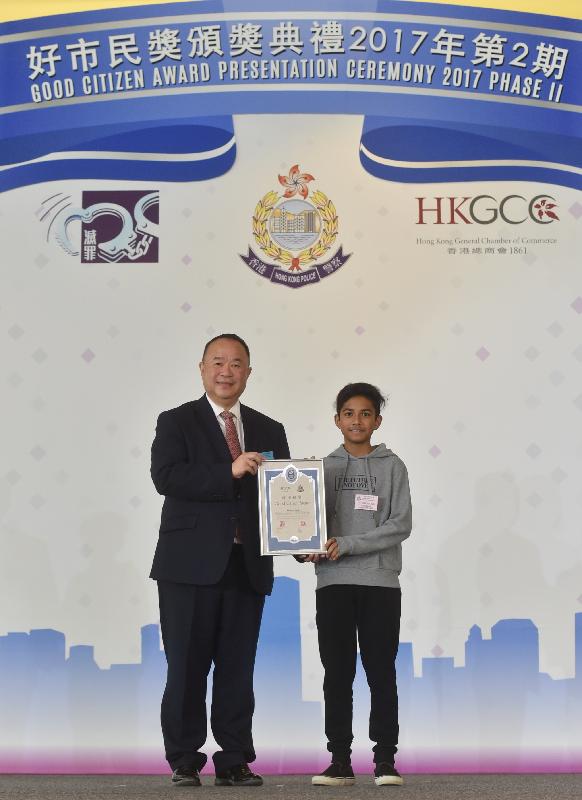 General Committee Member of the Hong Kong General Chamber of Commerce, Mr Yu Pang-chun (left), presents the Good Citizen Award to Mr Khan M Hanif.

