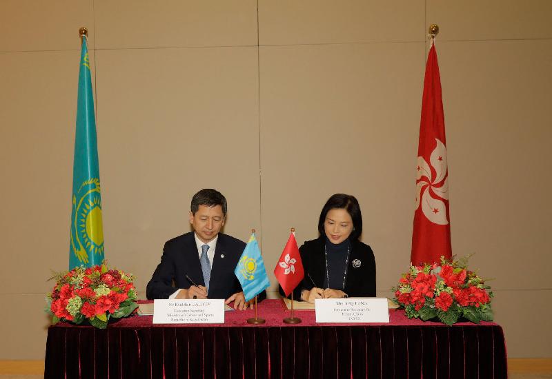 The Permanent Secretary for Home Affairs, Mrs Betty Fung (right), signed a Memorandum of Understanding on Cultural Co-operation between Hong Kong and the Republic of Kazakhstan with the Executive Secretary of the Ministry of Culture and Sports of the Republic of Kazakhstan, Mr Kuatzhan Ualiyev (left), today (March 21).