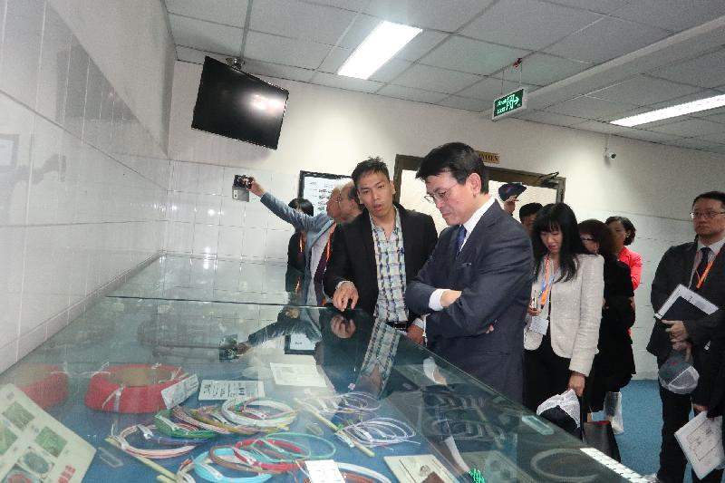 The Secretary for Commerce and Economic Development, Mr Edward Yau, is leading a Hong Kong delegation of investors and professional service providers from a wide spectrum of Hong Kong's top businesses to visit Vietnam. Photo shows Mr Yau (fifth left) and delegation members visiting a factory which manufactures automobile spare parts during their visit to the Ho Chi Minh City Export Processing and Industrial Zones Authority today (March 21).