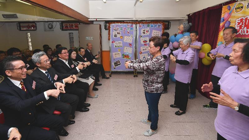 The Secretary for the Civil Service, Mr Joshua Law, visited Wong Tai Sin District today (March 22). Photo shows Mr Law (second left) visiting elderly people participate in activities at the Ho Fu Neighbourhood Centre for Senior Citizens (Sponsored by Sik Sik Yuen).