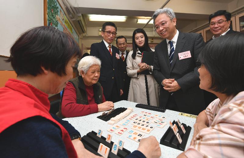 The Secretary for the Civil Service, Mr Joshua Law, visited Wong Tai Sin District today (March 22). Photo shows Mr Law (third right) visiting the elderly at the Ho Fu Neighbourhood Centre for Senior Citizens (Sponsored by Sik Sik Yuen) to learn about their daily life and needs.
