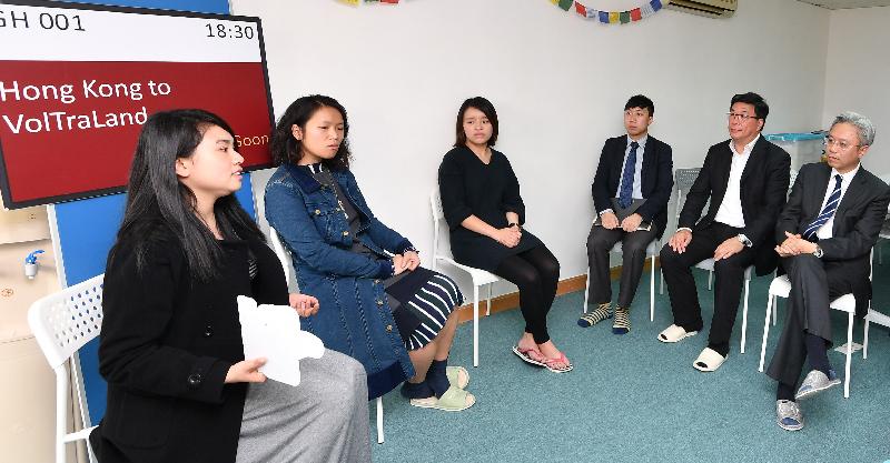 The Secretary for the Civil Service, Mr Joshua Law, visited Wong Tai Sin District today (March 22). Photo shows Mr Law (first right) meeting with the staff of VolTra and young volunteers who spoke about their gains and experience from the volunteering services. Looking on is the Chairman of the WTSDC, Mr Li Tak-hong (second right).