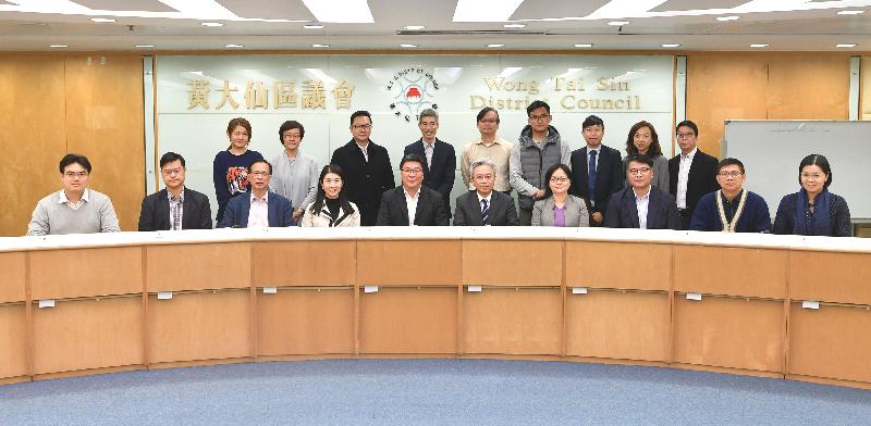 The Secretary for the Civil Service, Mr Joshua Law, visited Wong Tai Sin District today (March 22). Photo shows Mr Law (front row, fifth right) with Wong Tai Sin District Council (WTSDC) members at a meeting to exchange views on issues of their concern. Also present are the Chairman of the WTSDC, Mr Li Tak-hong (front row, fifth left), and the District Officer (Wong Tai Sin), Ms Annie Kong (front row, fourth left).