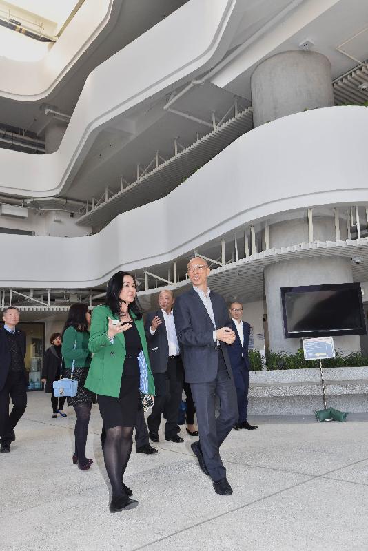 環境局局長黃錦星（右）今日（三月二十二日）到訪香港高等教育科技學院柴灣校園。
