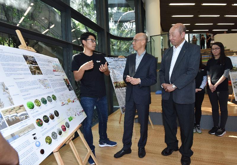 环境局局长黄锦星（中）今日（三月二十二日）参观香港高等教育科技学院柴湾校园，听取环境及设计学院学生介绍其环保设计项目「雨水花园」。
