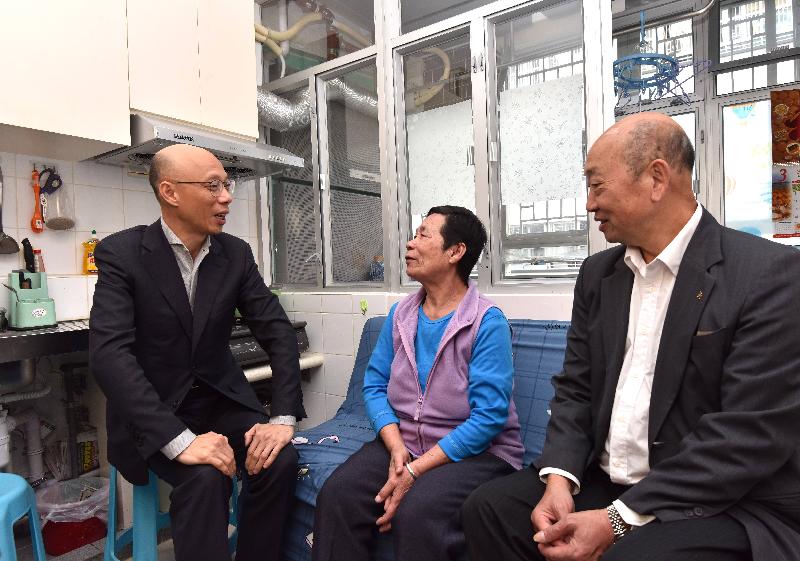 環境局局長黃錦星（左一）今日（三月二十二日）到訪柴灣華廈邨，並探訪一名長者住客，了解她在華廈邨的生活情況。
