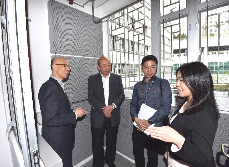 The Secretary for the Environment, Mr Wong Kam-sing (first left), visits Wah Ha Estate in Chai Wan today (March 22) to learn more about its green building features.
